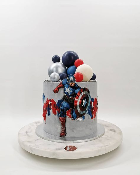 Capitan America Cake, Captain America Cake Design, Avengers Cake Design, Superhero Birthday Party Food, Captain America Birthday Cake, K Cake, Marvel Birthday Cake, Superhero Birthday Party Decorations, Captain Amerika