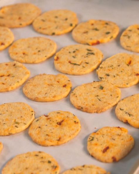 Savory Items For Bake Sale, Bread Crisps Recipe, Cheddar Cheese Shortbread Crackers, Cheese Cracker Recipes Homemade, Savoury Crackers Recipe, Cheddar Cheese Crackers Homemade, Savory Shortbread Recipes, Savoury Cookies Recipes, Crackers Recipe Homemade