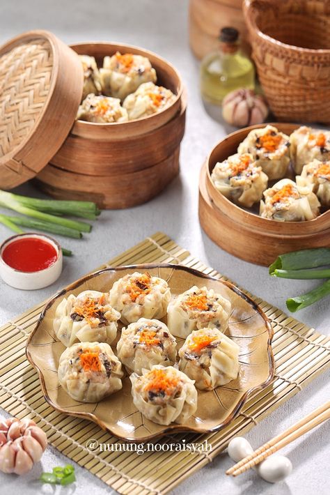 Asian Food Photography, Dim Sum Recipes, New Menu, Indonesian Food, Dim Sum, Foods To Eat, Thai Recipes, Food Illustrations, Chinese Food