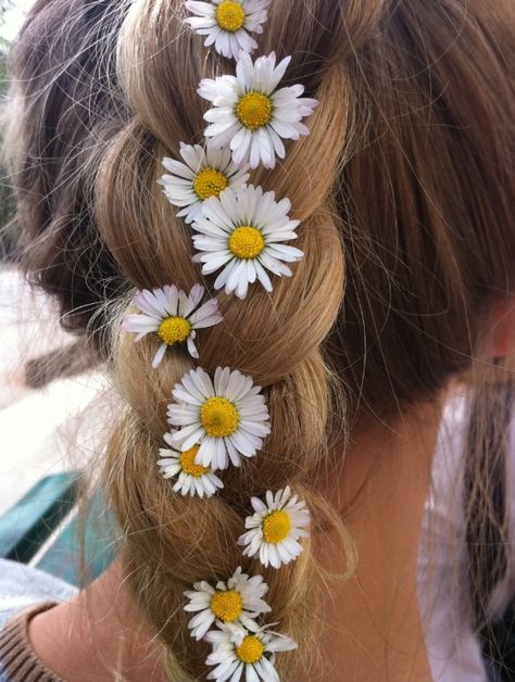 Daisy chain plait. Perfect for the late summer/ autumn evenings. Flower Braids, Flowers In Her Hair, Hair Envy, Flower Child, Hair Dos, Hippie Style, Pretty Hairstyles, Flowers In Hair, Summer Hairstyles