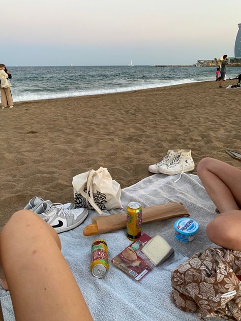 beach picnic Barcelona Student Life, Barcelona Lifestyle, Goal 2024, Barcelona Aesthetic, Visit Barcelona, Uni Life, Living In Europe, Shoot Film, Costa Brava