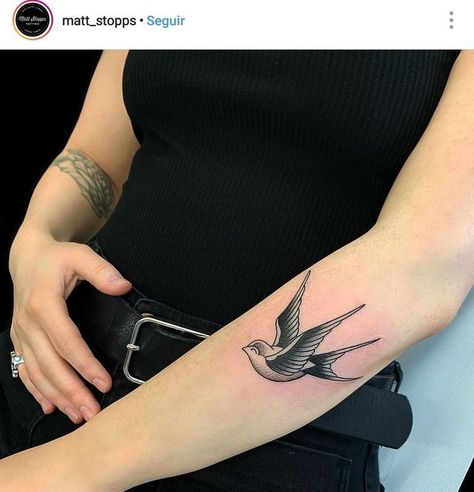 Swallow Bird Tattoo, Swallow Tattoo Design, Swallow Bird Tattoos, Herren Hand Tattoos, Swallow Tattoo, Tattoo Old School, Barn Swallow, Swallow Bird, Old Tattoos