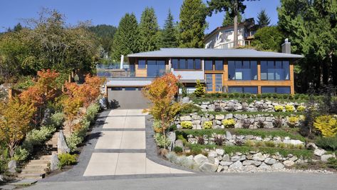 Year-round symmetry | A little curb appeal goes a long way. Source your inspiration from these attractive driveway designs Steep Backyard, Terraced Garden, Small House Garden, Small City Garden, Urban Garden Design, Terrace Garden Design, Container Garden Design, Hillside House, Driveway Design