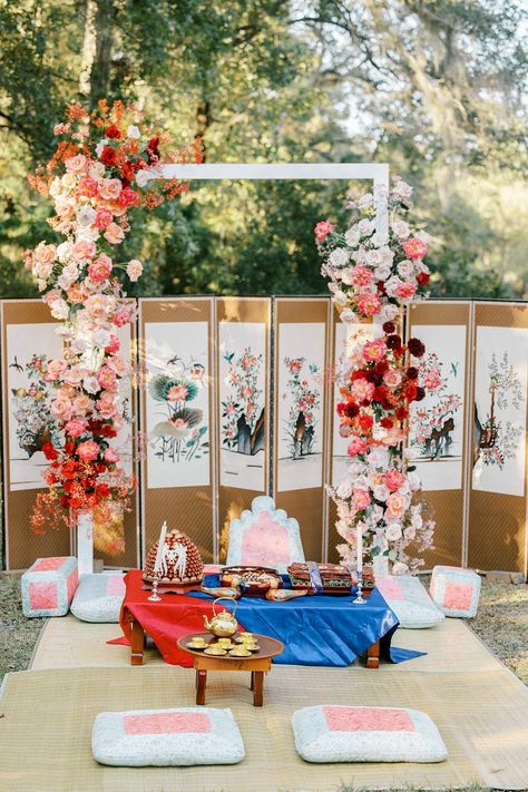 Korean Elements, Korean Wedding Traditions, Tea Ceremony Wedding, Ceremony Altar, Vietnam Wedding, Asian Party, Hot Air Balloon Ride, Intricate Artwork, Gold Tea