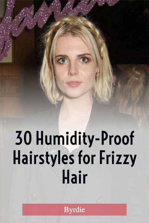 Quick Hairstyles For Going Out, Wet Hairstyles For Short Hair Ideas, Anti Frizz Hairstyles, Easy Updo For Frizzy Hair, Wedding Guest Hairstyles Humidity, Hairstyles When Its Humid Summer, Haircuts For Humid Weather, Hairdos For Humid Weather, Wedding Hairstyles For Frizzy Hair