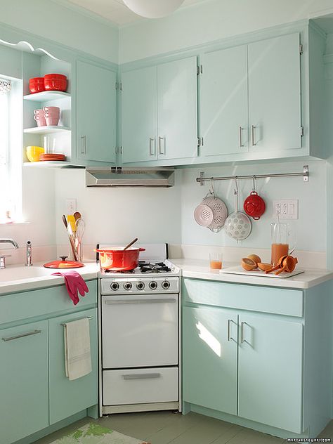 A real kitchen that looks like a toy kitchen. Love the tiny stove on a corner wall. Very sweet and completely workable. Tiny House Hacks, Interior Dapur, Fresh Kitchen, Decor Ikea, Bilik Tidur, Trendy Kitchen, Tiny Kitchen, Robins Egg, Retro Home Decor