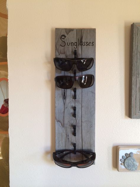 Sunglasses Holder. Made with a pallet board and picture hangers. Diy Sunglasses Holder, Sunglasses Storage Diy, Diy Sunglasses, Jewelry Tray Organizer, Sunglasses Storage, Sunglasses Holder, Sunglass Holder, Wall Racks, Picture Hangers