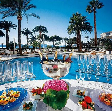 Luxury pool party with champagne Luxury Pool Party, Ceo Woman, Business Facts, Billionaire Life, Mindset Growth, Grand Hyatt, Luxury Pool, Luxe Life, Food Drinks