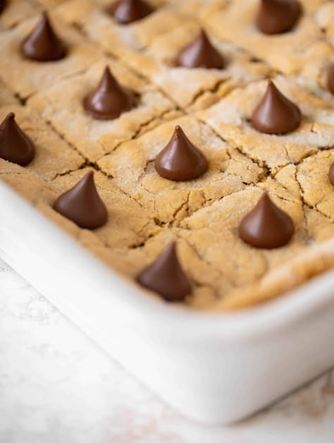 Sheet Pan Peanut Butter Bars, Peanut Butter Cookies Bars, Peanut Blossom Bars, Peanut Butter Blossom Bars Recipe, Peanut Butter Blossom Bars, Blossom Bars, Cookie Slice, Kiss Cookie, Butter Cookie Bars