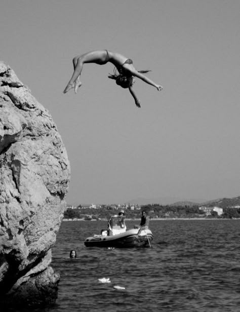 Sometimes you capture images at the best timing. Get out there and be fearless! (Maybe hand the camera off for this one) ;) Black And White Photo Wall, Black And White Picture Wall, Into The Water, Foto Tips, Ap Art, Beograd, Black And White Aesthetic, White Picture, Black And White Pictures