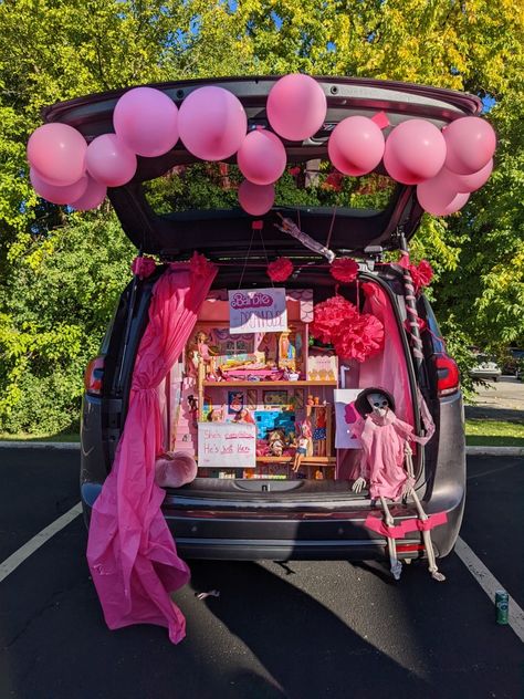 Barbie (the movie) inspired Trunk or Treat Barbie Dream House Trunk Or Treat, Pink Trunk Or Treat Ideas, Trunk Or Treat Barbie, Barbie Trunk Or Treat Ideas, Barbie Trunk Or Treat, Mario Halloween, Trunk Or Treat Ideas, Barbie The Movie, Barbie Theme