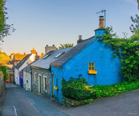 Originally a medieval fishing port, Kinsale is one of the most beautiful and historic towns on the south west coast of Ireland. Stroll along the picturesque streets to see the brightly coloured cottages or really stretch your legs with a hike up towards the Old Head of Kinsale on the Wild Atlantic Way! (@felcom77) County Cork Ireland | Things to See and Do https://lovetovisitireland.com/county-cork-ireland-things-to-see-and-do/ Power Pressure Cooker Xl, Ireland Houses, Pressure Cooker Xl, Ireland Cottage, Power Pressure Cooker, Loaded Mashed Potatoes, County Cork Ireland, West Coast Of Ireland, County Cork