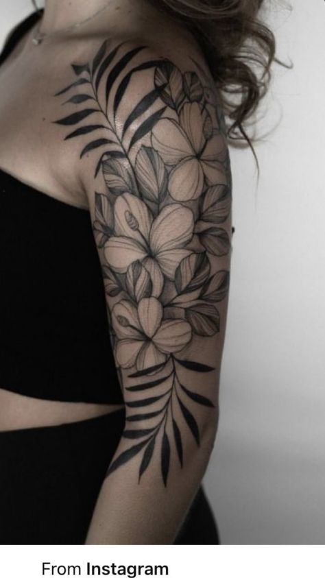 Tropisches Tattoo, Delicate Feminine Tattoos, Tropical Flower Tattoos, Botanisches Tattoo, Delicate Tattoos For Women, Tato Suku, Tropical Tattoo, Hibiscus Tattoo, Feminine Tattoo Sleeves