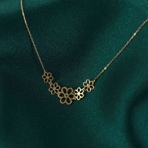 Gold Pendant Designs For Women, Chain Designs Gold Women, Delicate Gold Pendant, Gold Chain Designs For Women, Gold Pendant Designs, Delicate Necklace Gold, Chain Necklace Women, Pretty Jewelry Necklaces, Gold Jewelry Stores