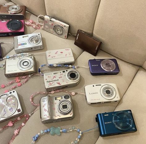 Digital Camera Collection, Digi Cam Photos, Digi Cam Aesthetic, Digicam Photos, Digicam Pics, I Like Shiny Things, Digicam Aesthetic, Digi Camera, Paper Rings