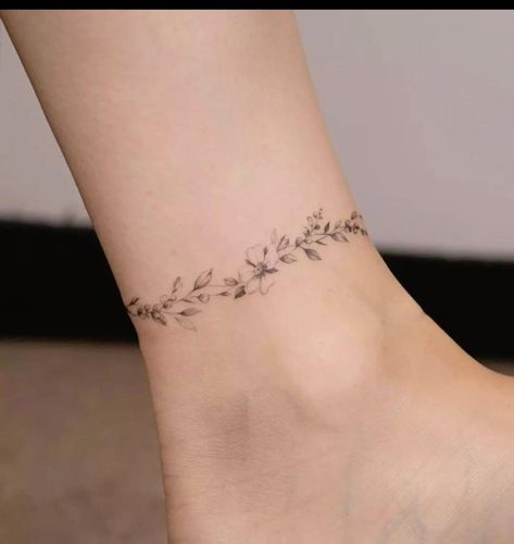 Armband Tattoo Frau, Ankle Bracelets Tattoos For Women, Tattoos Pulseras, Herz Tattoo Klein, Anklet Tattoos For Women, Wrist Bracelet Tattoo, Tato Minimal, Ankle Bracelet Tattoo, Ankle Tattoo Designs