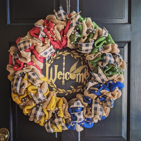 Harry Potter Door Wreath, Hufflepuff Wreath, Harry Potter Christmas Wreath, Harry Potter Wreath Diy, Harry Potter Theme Christmas, Harry Potter Wreath, Harry Potter Door, Hp Christmas, Harry Potter Christmas Decorations