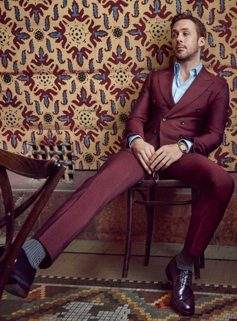 Ryan Gosling Suit, Gq Mens Style, Райан Гослинг, Celebrity Fashion Trends, Burgundy Suit, Fashion Magazine Cover, Gq Men, Fashion Forecasting, Gq Magazine