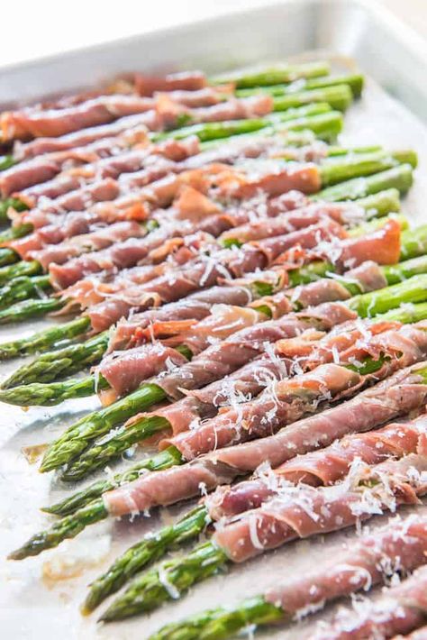 Prosciutto Wrapped Asparagus - Easy party appetizer! #prosciutto #asparagus #keto #party #appetizer Asparagus Recipes Appetizers, Asparagus Prosciutto Appetizer, Vegetable Appetizers For Party, Asparagus Appetizer Recipes, Appetizer Prosciutto, Asparagus Appetizers, Asparagus Wrapped In Prosciutto, Wrapped Appetizers, Asparagus Prosciutto