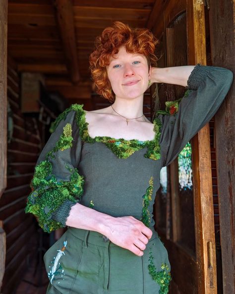 New video will premiere in 1 hour!! The Q&A is half the video and the other half is MOSS BABYYYY. EMBROIDERED moss 🪡🌿 #cottagecore #cottagecoreootd #whimsical #designer #costumedesigner #cosplay #mosscore #fairycore #artreference #artistsoninstagram Moss Corset, Moss Outfit, Embroidered Moss, Potions Shop, Dolly Kei Fashion, Cottagecore Wardrobe, Coat Embroidery, Renn Faire, Ren Faire Outfits