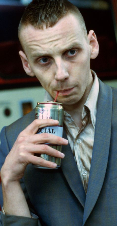 A Special Brew for Spud in Trainspotting. T2 will be released on 27th January 2017. Spud Trainspotting, Shark Tale, Sick Boy, Library Inspiration, Face Study, Septième Art, Trainspotting, Ewan Mcgregor, Matthew Gray Gubler