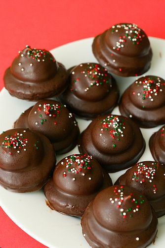 Choc Marshmallow Cookies, Puff Cookies Recipe, Chocolate Covered Cookies Ideas, Choc Covered Marshmallows, Chocolate Covered Marshmallow Cookies, Mallomars Cookies, Homemade Mallomars, Homemade Pinwheels, Marshmallow Cookie Recipes