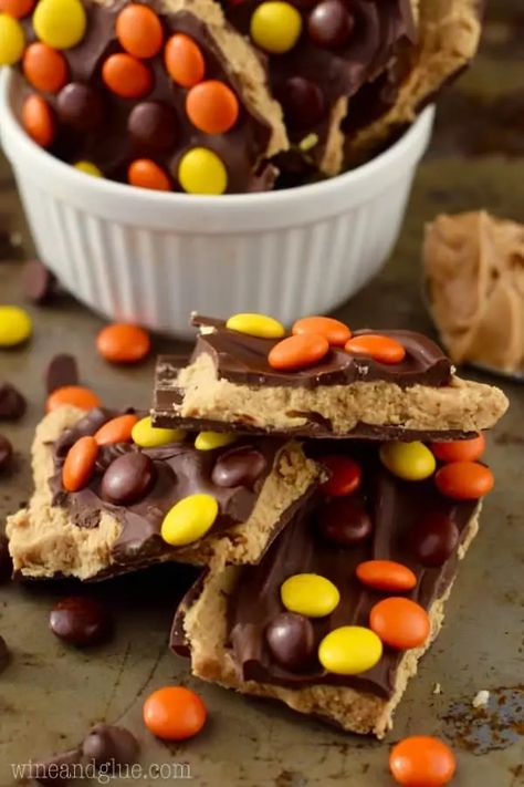 This Loaded Reese's Peanut Butter Cup Bark is BURSTING with the perfect flavor combo, but it's a bark, so it's way easy! Graduation Foods, Peanut Butter Chocolate Bark, Peanut Butter Bark, Vegan Peanut Butter Cups, Portable Dessert, Peanut Butter Cup Brownies, Peanut Butter Cup Cheesecake, Healthy Peanut Butter Cups, Peanut Butter Cups Recipe