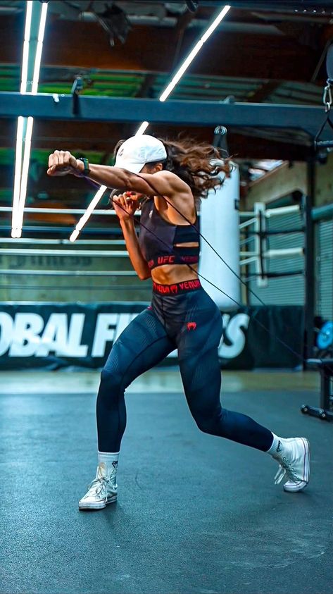 Boxing Women Photography, Workouts For Energy, Boxing Body Woman, Woman Working Out, Kickboxing Women Photography, Womens Kickboxing, Gym Body Goals, Boxing Pics, Gym Outfits Aesthetic