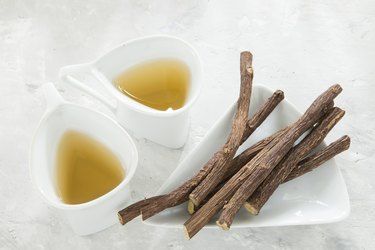 Licorice tea and roots on white background to show Egyptian liquorice root tea benefits and why to buy liquorice tea Licorice Benefits, Cranberry Juice Benefits, Licorice Root Tea, Licorice Tea, Food Health Benefits, Growing Microgreens, Long Island Iced Tea, Integrative Health, Healthy Natural Hair