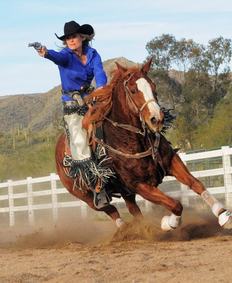 COWGIRL SHOOTING competition on horseback. Artblock Help, Mounted Shooting, Cowboy Action Shooting, Rodeo Girls, Horse Pics, Horse Anatomy, Wilde Westen, Cowboy Girl, Cowgirl And Horse