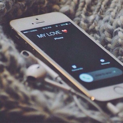 Phone call Phone Lover, مكالمة هاتفية, Iphone Wallpaper Music, Fotografi Urban, Alphabet Wallpaper, Disney Instagram, Couple Songs, Kissing Couples, Music Humor