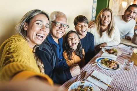 Family Restaurant Photography, Family Eating Together Photography, Family Eating Together, Happy Family Photography, Latin Family, Happy Family Photos, Do Selfie, Lunch Photos, Eating Together