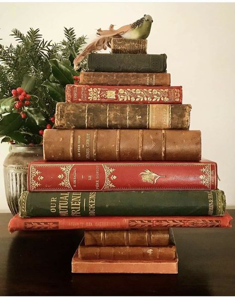 Rustic Farmhouse Christmas Decor Ideas, Academia Christmas, Style Shelving, Butik Design, Christmas Styling, Book Christmas Tree, Lovely Sunday, Christmas Vignettes, Decor 2023