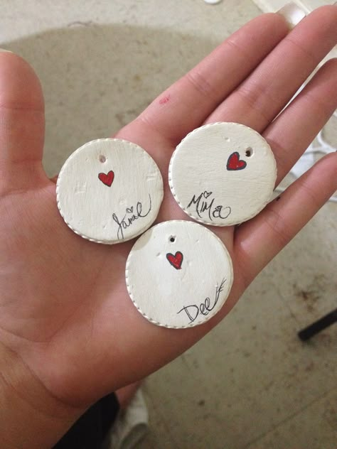 Homemade name tags for gifts for any occasion. I made them with air dry clay an painted the heart with acrylic paint. I wrote the names with a micron pen Name Tag Craft, Clay Name Tags, Diy Name Tags, Clay Tags, Dough Crafts, Ideas For Pottery, Clay Gift Tags, Ceramic Pinch Pots, Tags For Gifts