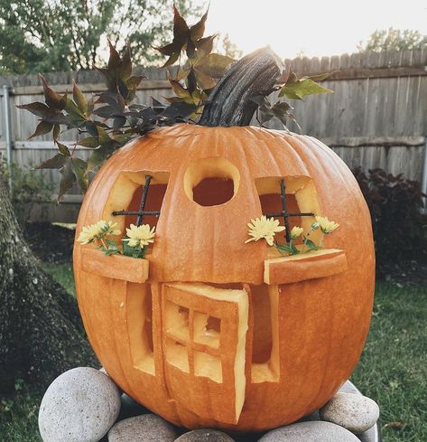 Pumkin Carving House Ideas, Pumpkin Carving Ideas Fairy House, Pumpkin Carving House Design, Waldorf Pumpkin Carving, Pumpkin Carving Decorating Ideas, Hobbit Hole Pumpkin Carving, Cottage Pumpkin Carving, Splatoon Pumpkin Carving, Pumpkin Carving Ideas House