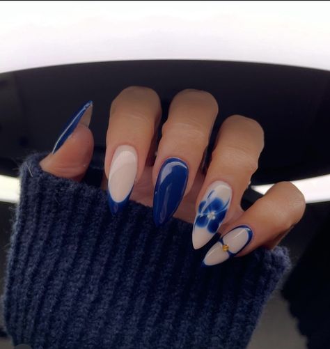 Almond Nails Blue Design, Dark Blue Nails Almond, Nail Inspo Navy Blue, Nail Designs Navy Blue, Classy Blue Nails, Navy French Tips, Navy Blue Almond Nails, Dark Blue Almond Nails, Blue Almond Nails Design