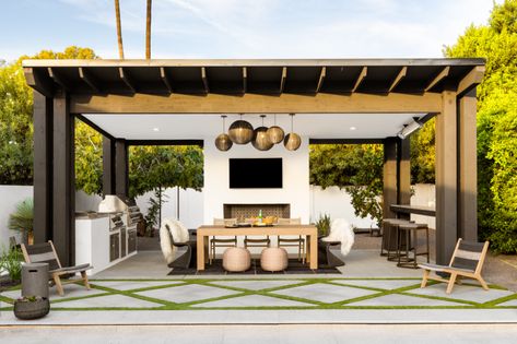 Outdoor Cabana Ideas Covered Patios, Modern Traditional Backyard, Modern Outdoor Backyard, Backyard Pool And Patio Ideas Modern, Low Outdoor Seating, Modern Backyard Fireplace, Modern Outdoor Entertaining Area, Outdoor Pendant Lights Pergola, Outdoor Modern Patio Ideas