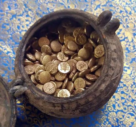 Natural Gold Nugget, Finding Treasure, Brass Pot, Gold Money, Archaeological Discoveries, Mint Gold, Gold Bullion, Gold Ornaments, Money And Happiness