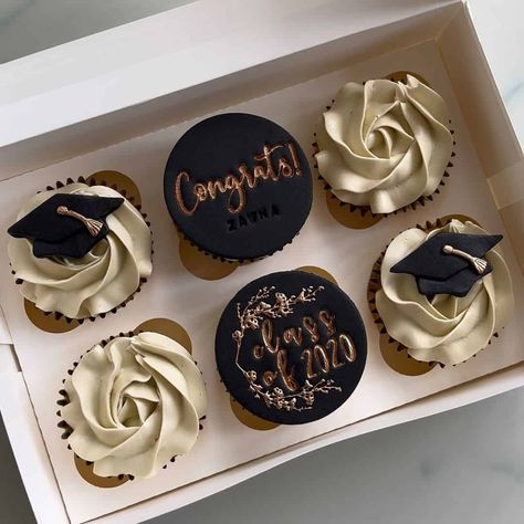 Masters Graduation Cake, Graduation Cupcakes 2023, Graduation Dinner Table Ideas, Grad Cupcakes, Dessert Table Graduation, High School Graduation Party Ideas, Graduation Cake Designs, Graduation Party Desserts, Graduation Treats