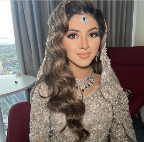 Desi Bride Hair Down, Baraat Hairstyles Pakistani, Pakistani Bridal Updo, Pakistani Bridal Hairstyles With Dupatta, Walima Hairstyles Brides, Desi Bride Hair, Desi Wedding Makeup, Walima Hairstyles, Indian Bridal Hairstyles With Dupatta