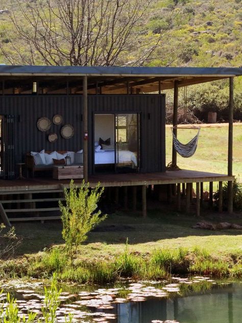 Off-grid, contemporary eco-cabins. Eco Cabin Off Grid, Off Grid Home Design, Luxury Off Grid Home, Eco Cabin Design, Mobile Home Garden, Diy Cabana, Eco Retreat, Tiny House Rentals, Off Grid Tiny House