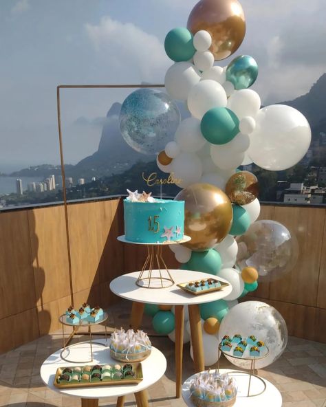 Você pode transformar sua festa de 15 anos com o conceito de pegue e monte, Uma linda decoração, por mais simples que seja. Nossa cliente escolheu uma paleta de cores em branco, azul tiffany e aquele toque de dourado e amamos o resultado! Feliz novo ciclo 🩵 Monte do seu jeitinho com as nossas peças do nosso acervo! - Acervo: @annalupeguemonte - Balões: @annalubaloes #festa15anos #paletadecores #decoracaopersonalizada Azul Tiffany, 16th Birthday, Birthday, On Instagram