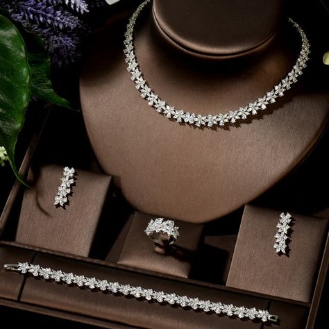 خواتم خطوبة, Diamond Jewelry Set, Expensive Jewelry Luxury, Diamond Jewelry Necklace, Classy Jewelry, Party Earrings, Fancy Jewellery, Expensive Jewelry, Fancy Jewelry