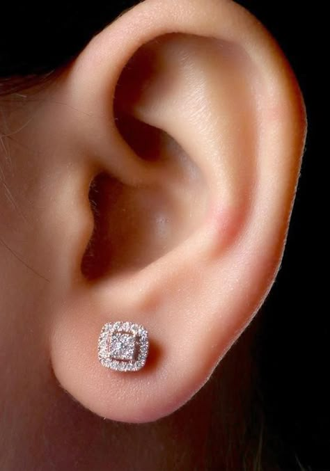 Real Diamond Earrings, Diamond Princess, Diamond Earrings Design, Solitaire Earrings, Gold Ring Designs, Fashion Enthusiast, Diamond Jewelry Designs, Diamond Earring, Gold Diamond Earrings