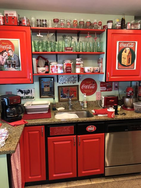 Coke Themed Kitchen, Coca Cola Kitchen Ideas, Diner Themed Kitchen, Retro Diner Kitchen, 50s Kitchen Vintage, Coke Kitchen, Red And Teal Kitchen, Coca Cola Pictures, Liquor Bouquet