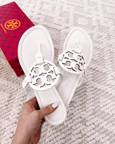 White Designer Sandals, Tory Burch Sandals White, Tori Burch Shoes, Sandals Tory Burch, White Tory Burch Sandals, Tory Burch Sandals Outfit, Tori Burch Sandals, Cute White Sandals, Tory Burch Slippers