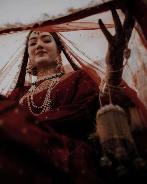 Shadi Photography Poses, Indian Bride Pictures, Dulhan Poses Wedding Photos, Bride Photoshoot Indian Poses, Shadi Poses For Single, Potraits Idea Photography Dark, Bride Indian Poses, Aesthetic Indian Wedding Photography, Nikkah Poses For Bride