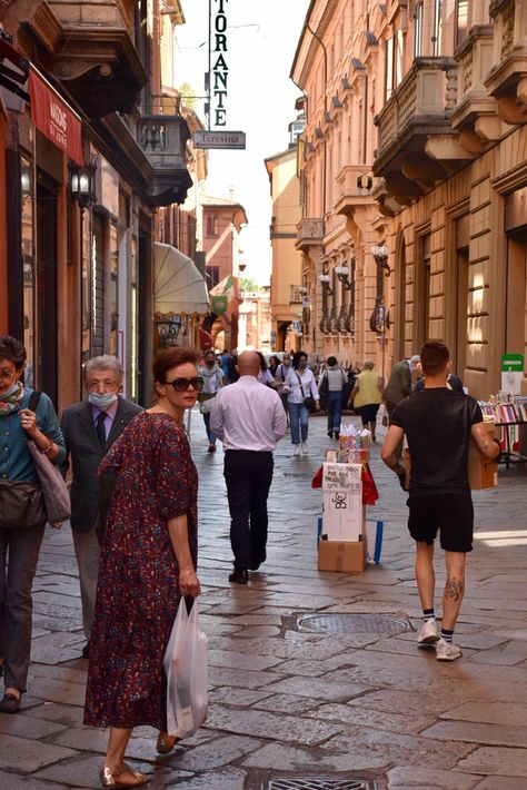 people walking on street during daytime photo – Free Human Image on Unsplash Croquis, People Walking On Street, Walking On Street, Urban People, People Crowd, Walking People, Scene Drawing, Figure Drawing Poses, Cityscape Photography