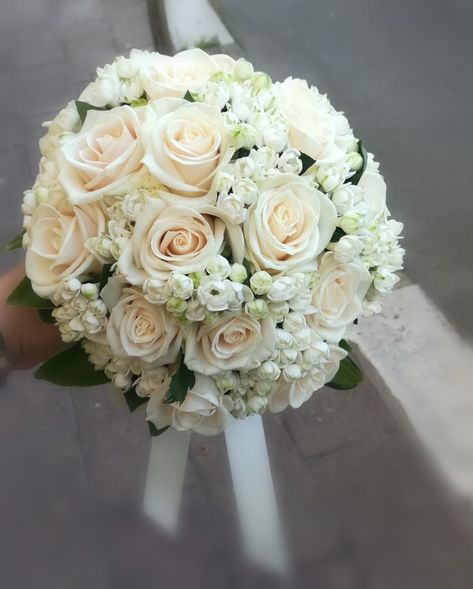 Brides Table Decorations, Bride Table, Prom Flowers Bouquet, Brides Table, Ivory Bouquet, Ivory Bouquet Wedding, Simple Wedding Bouquets, Caribbean Wedding, Prom Flowers