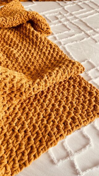 Easiest crochet blanket ever. Free pattern and video. Dani’s Blanket - CJ Design Blog Super Chunky Crochet Blanket, Super Bulky Yarn Patterns, Chunky Yarn Crochet Pattern, Cj Design, Quick Crochet Blanket, Bulky Yarn Patterns, Easiest Crochet, Bulky Yarn Crochet, Chunky Yarn Crochet